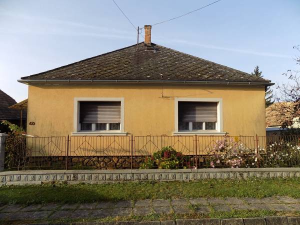eladó családi ház, Bakonyjákó