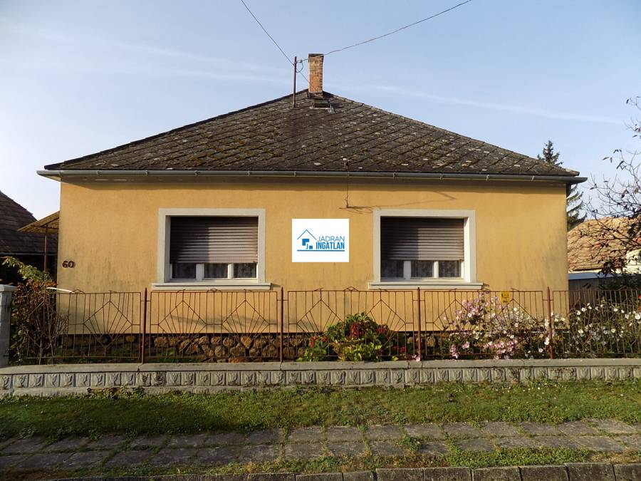 eladó családi ház, Bakonyjákó