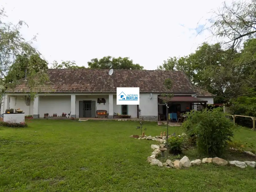eladó családi ház, Bakonyszücs