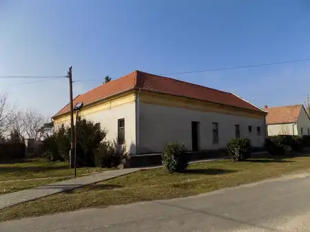 Eladó családi ház, Egyházaskesző 9 szoba 262 m² 37.9 M Ft