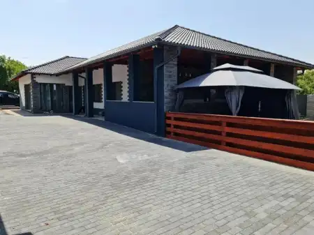 Eladó családi ház, Pápa 5 szoba 360 m² 180 M Ft