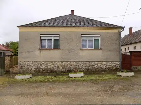 Eladó családi ház, Pápateszér 2+1 szoba 82 m² 31.9 M Ft