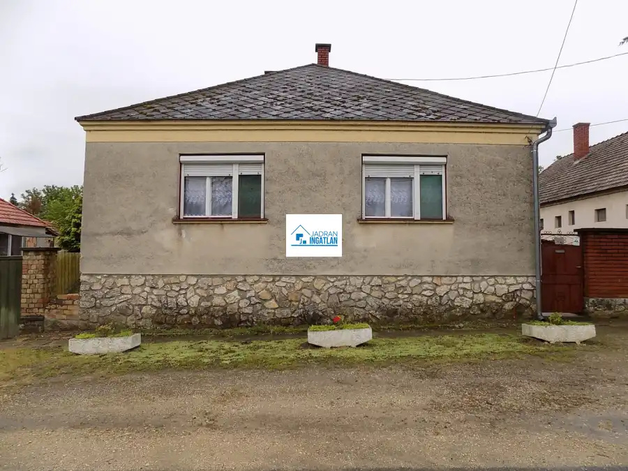 eladó családi ház, Pápateszér